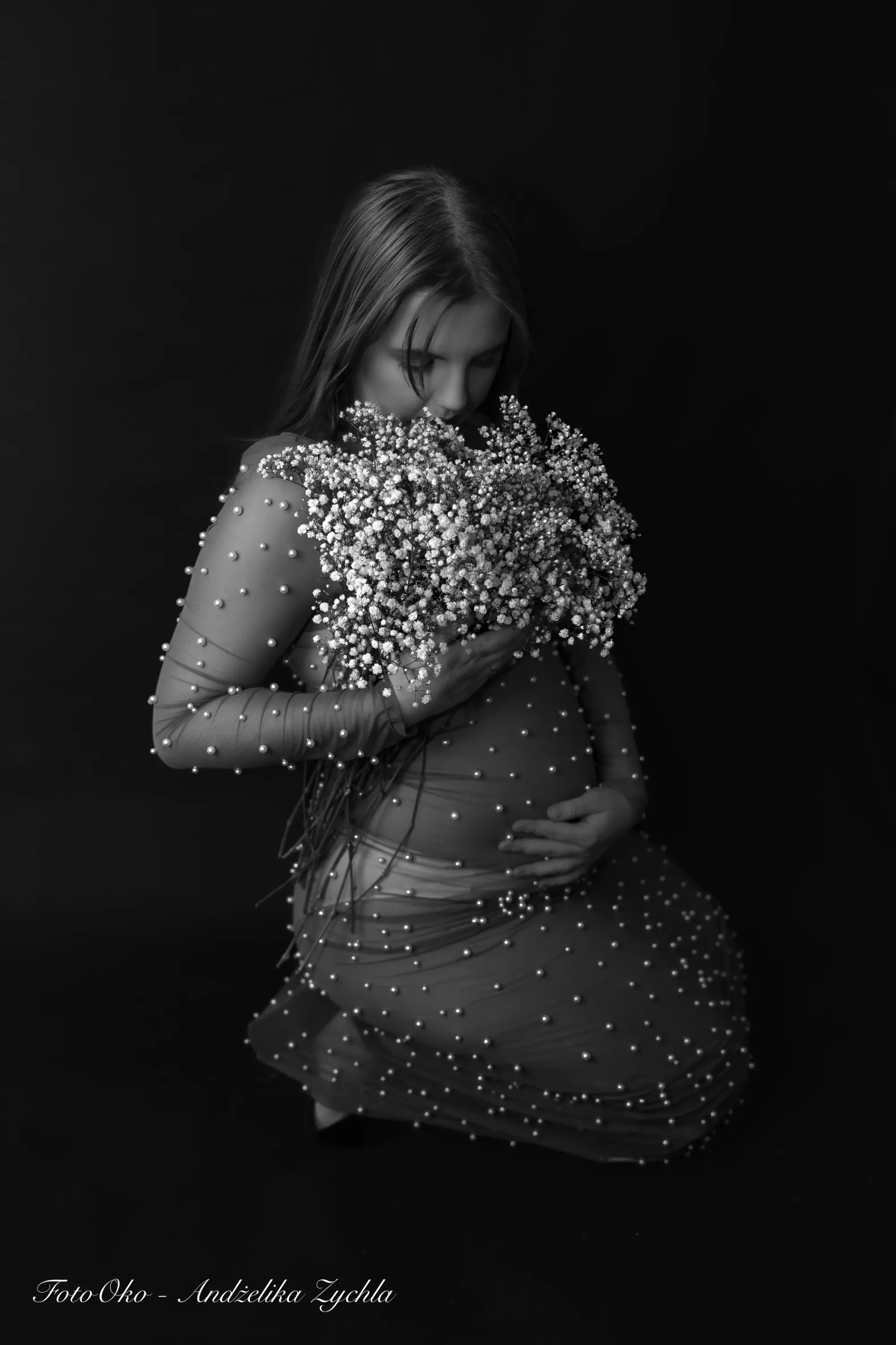 Artystyczny portret ciążowy w ciepłych barwach, fotografia ciążowa Wieluń