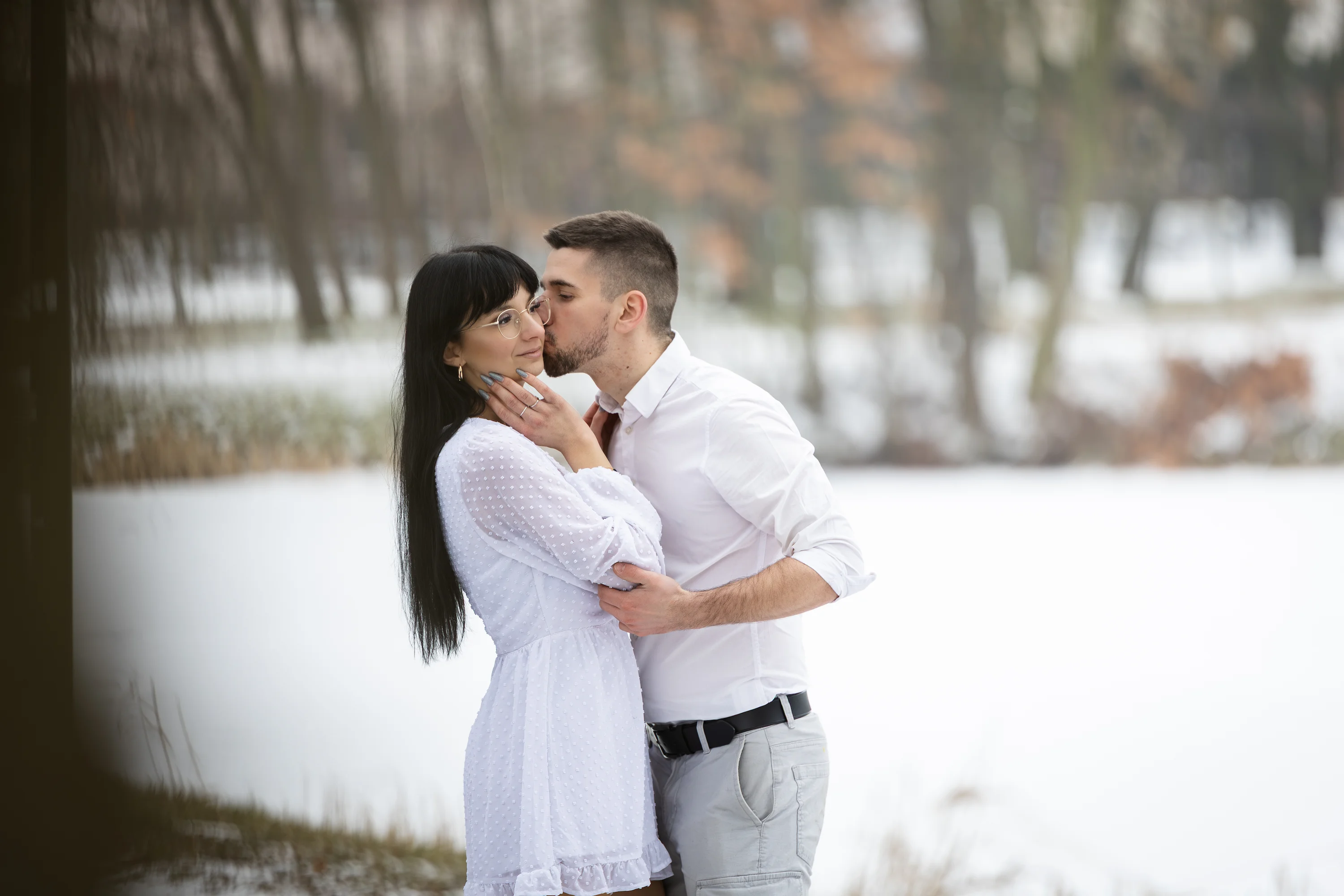 Sesja narzeczeńska w plenerze, czuły uścisk pary - fotograf Wieluń